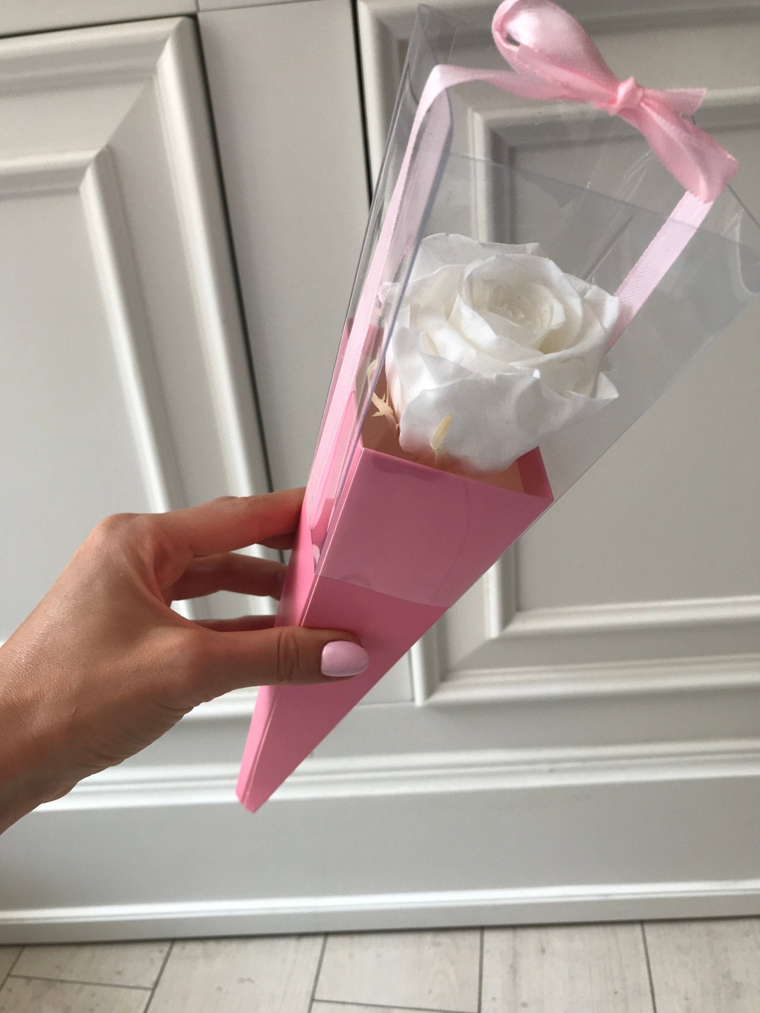 Biała wieczna róża w różowym rożku - kwiaty Flower Store Warszawa