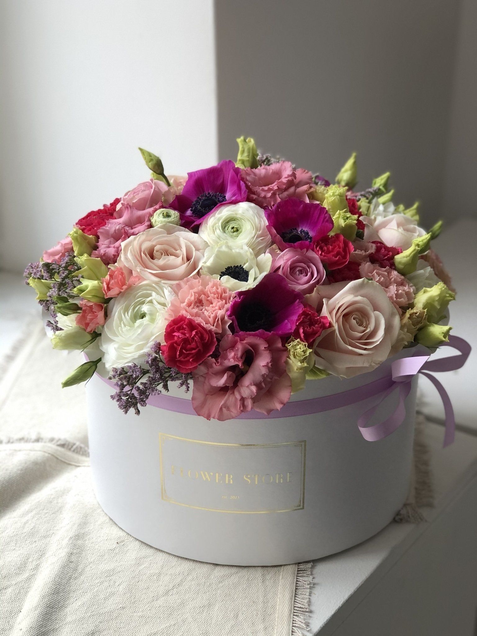 Biały grande box wiosenna kompozycja - kwiaty żywe - kwiaty Flower Store Warszawa