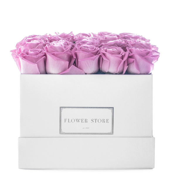 Kwadratowy biały box z różowymi różami - kwiaty żywe