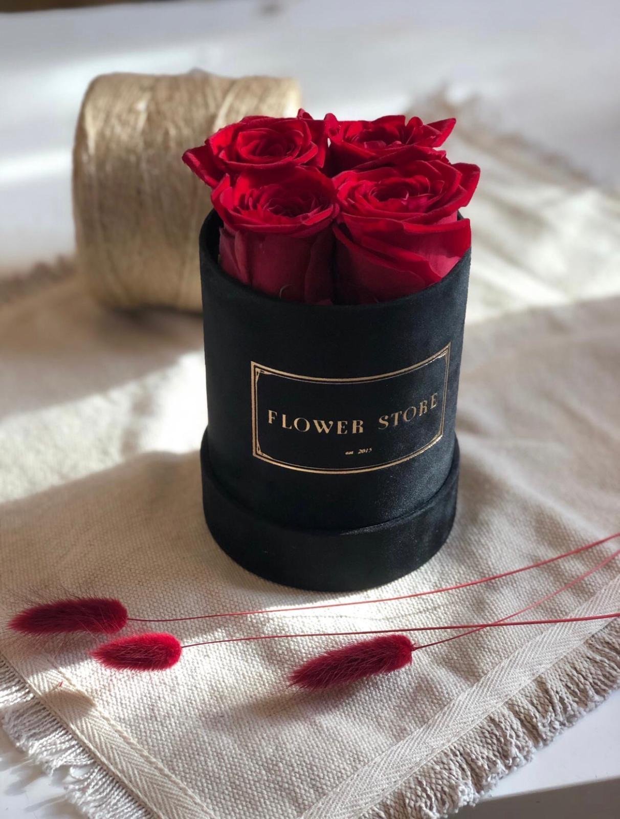 Czarny flokowany flowerbox z 4 czerwonymi wiecznymi różami - kwiaty Flower Store Warszawa