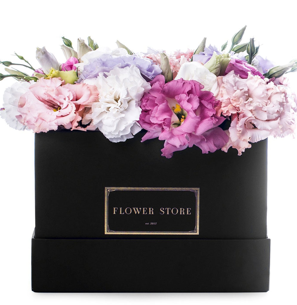 Kwadratowy czarny box wiosenna kompozycja - kwiaty żywe