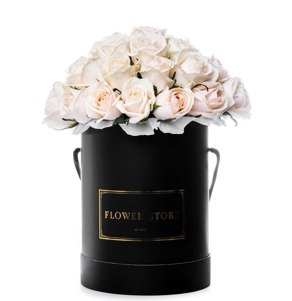 Большая черная коробка с белыми вечными розами.