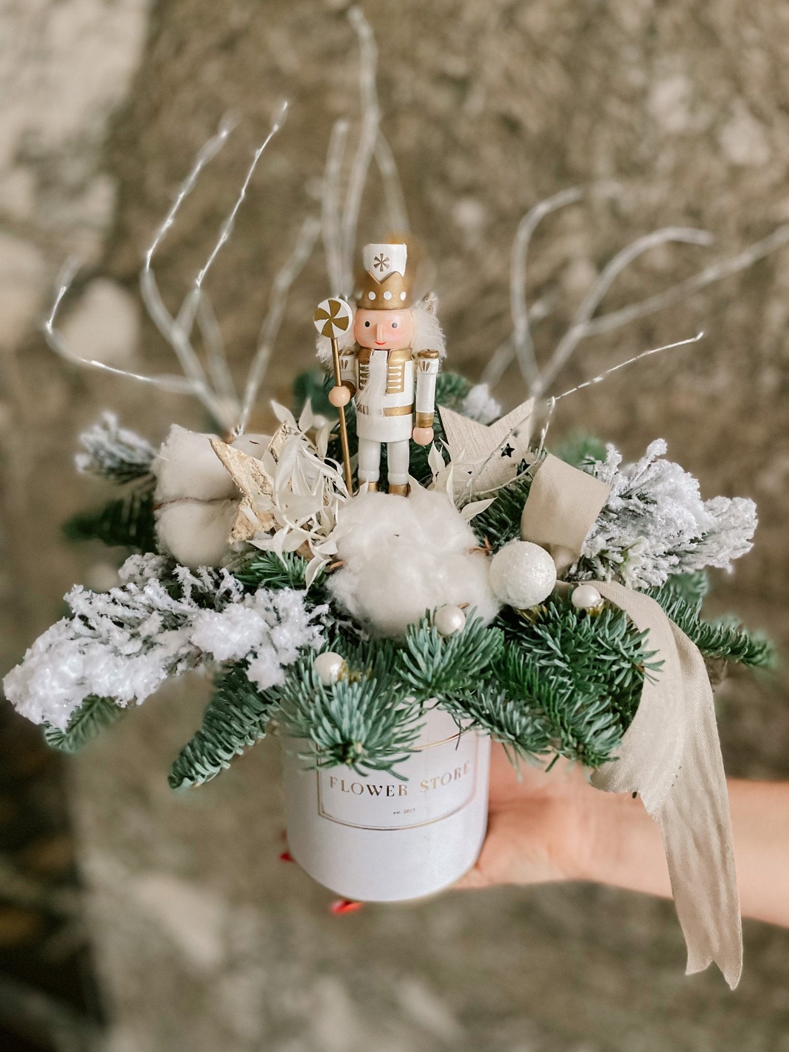 Dziadek do orzechów małe naturalne białe świąteczne pudełko - kwiaty Flower Store Warszawa