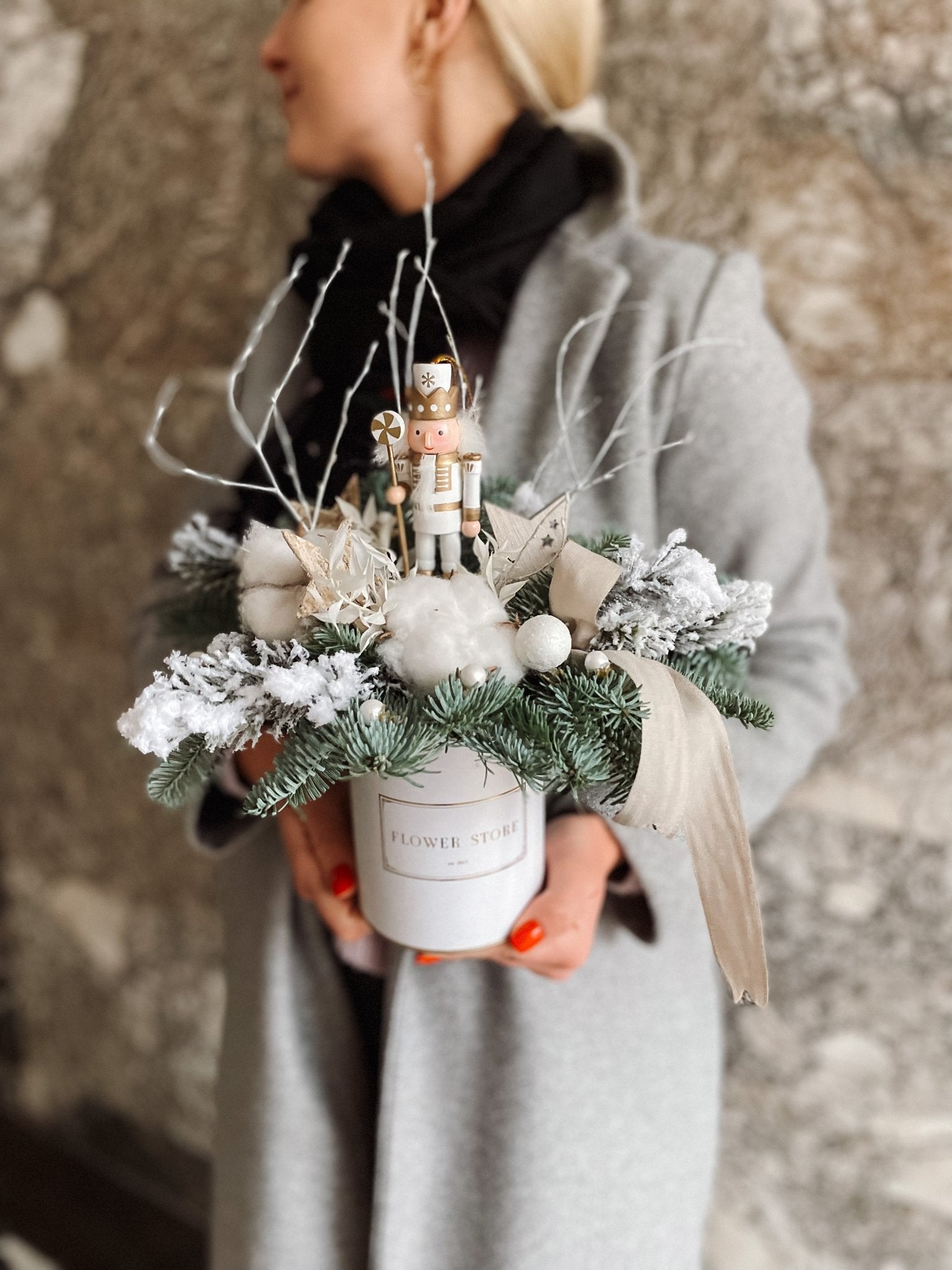 Dziadek do orzechów małe naturalne białe świąteczne pudełko - kwiaty Flower Store Warszawa