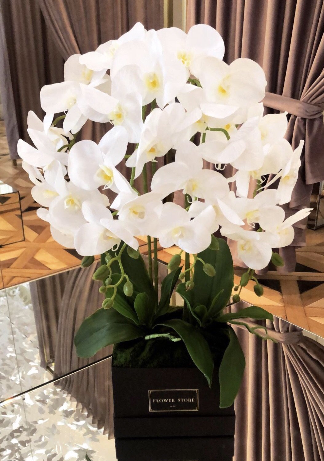 Flowerbox ze Sztucznymi Storczykami – Czarne Pudełko, Trwałe Piękno - kwiaty Flower Store Warszawa
