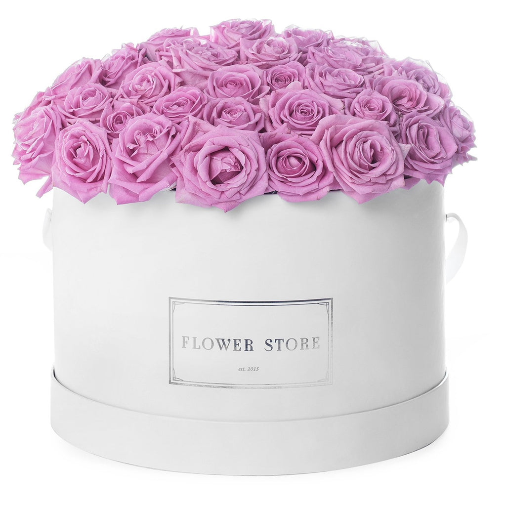 Biały grande flowerbox z różowymi wiecznymi różami