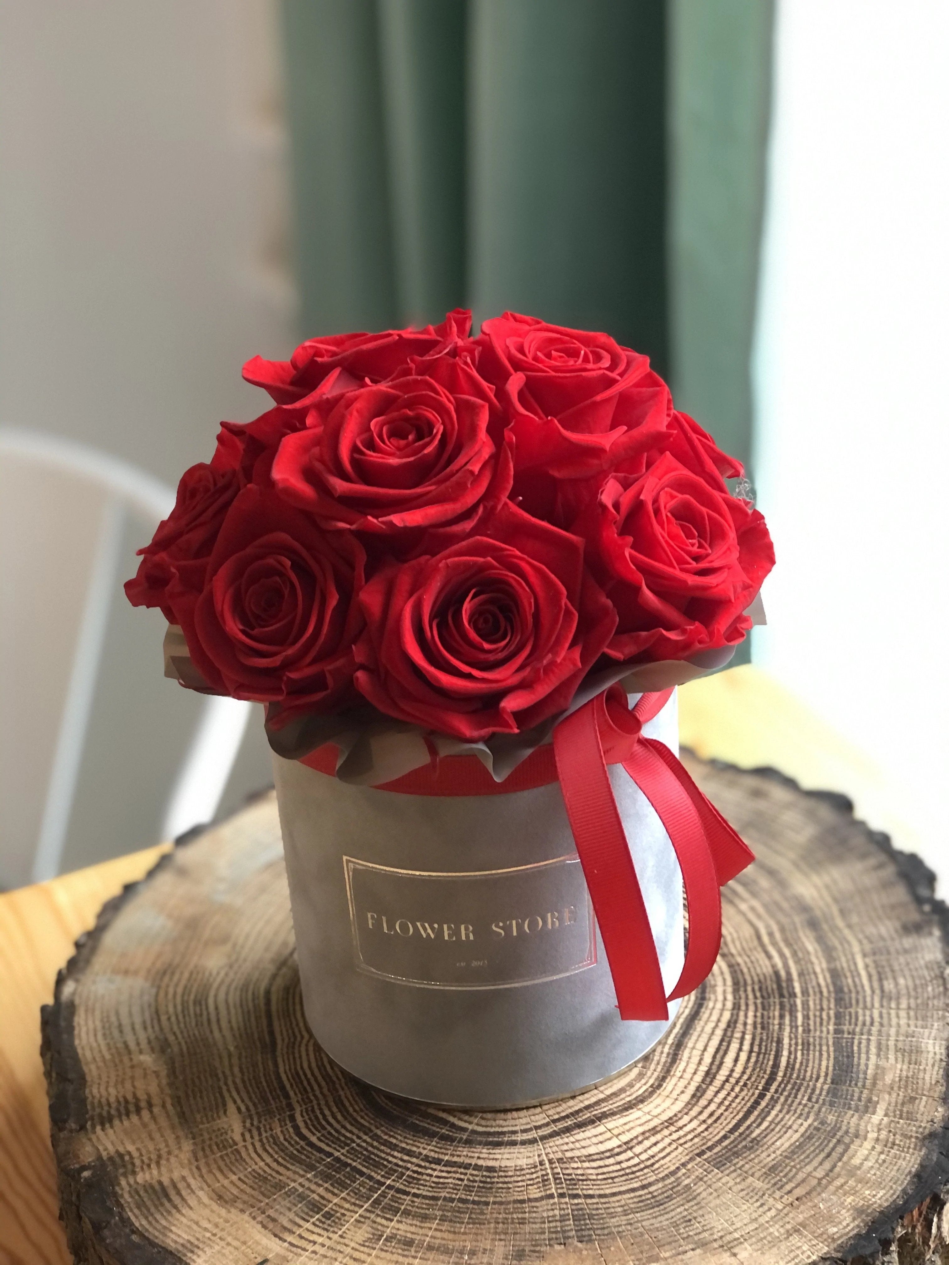 Цветы ко Дню святого Валентина — коробочка с красными розами.