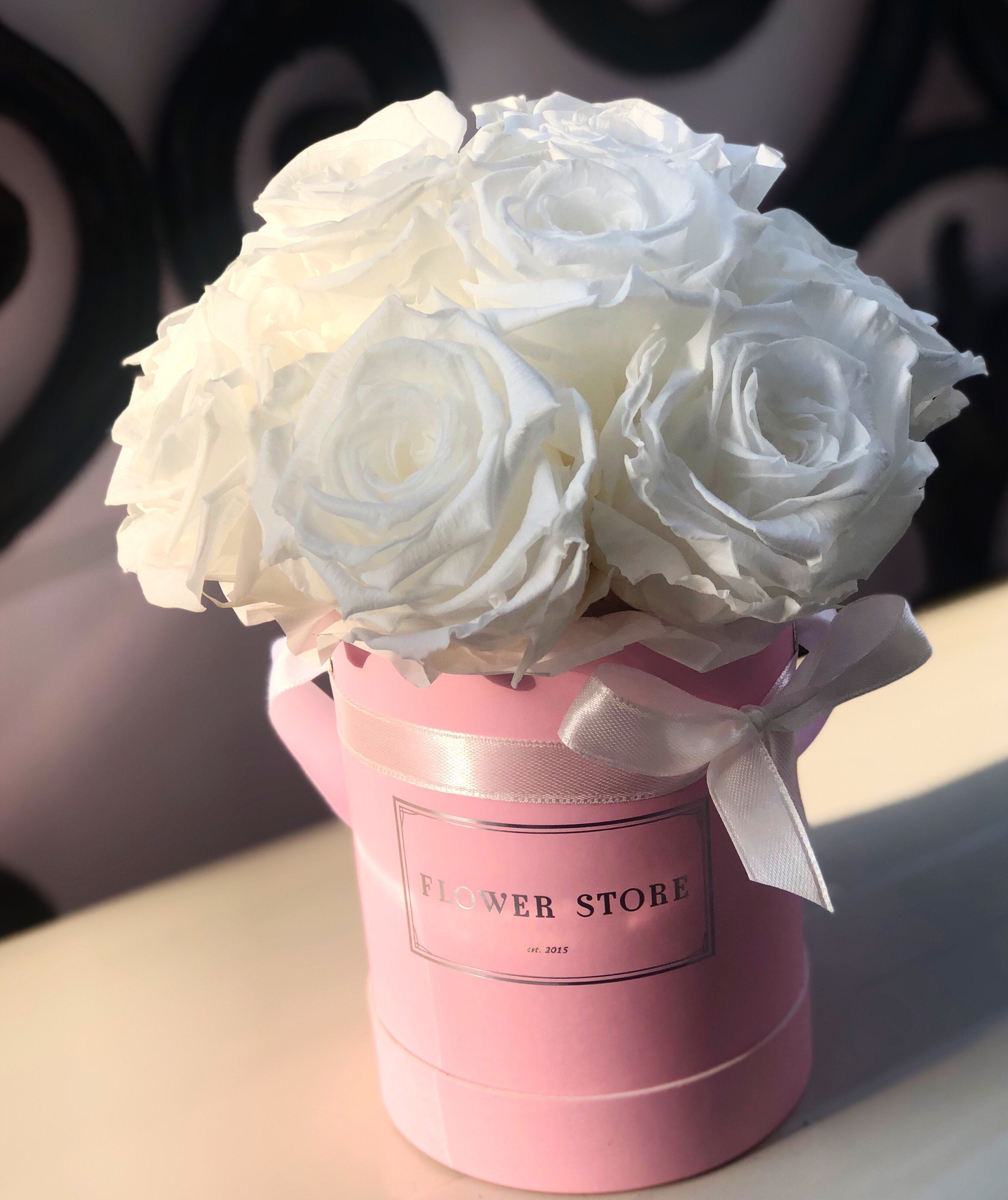 Mały różowy box z białymi wiecznymi różami