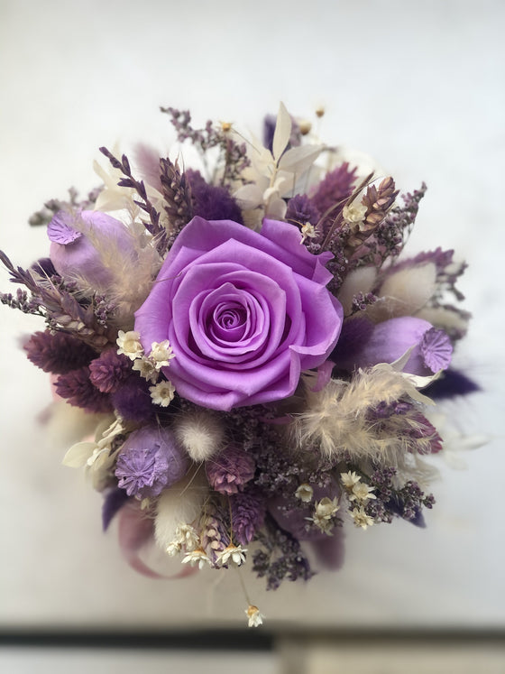 Mały liliowy suszony  bukiet - flowerbox z wieczną różą