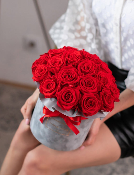 Szary flokowany flowerbox z czerwonymi żywymi różami- kopułka