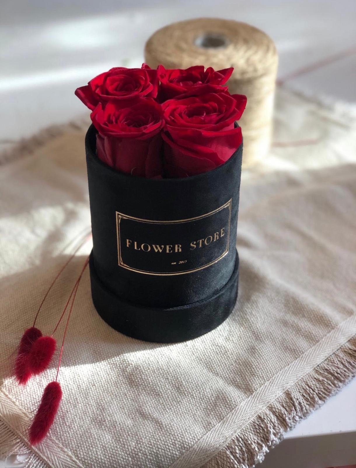 Черная флокированная цветочная коробка с 4 красными вечными розами.