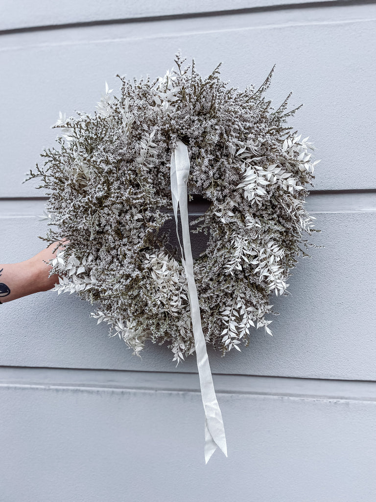 White Autumn - Wreath on the door