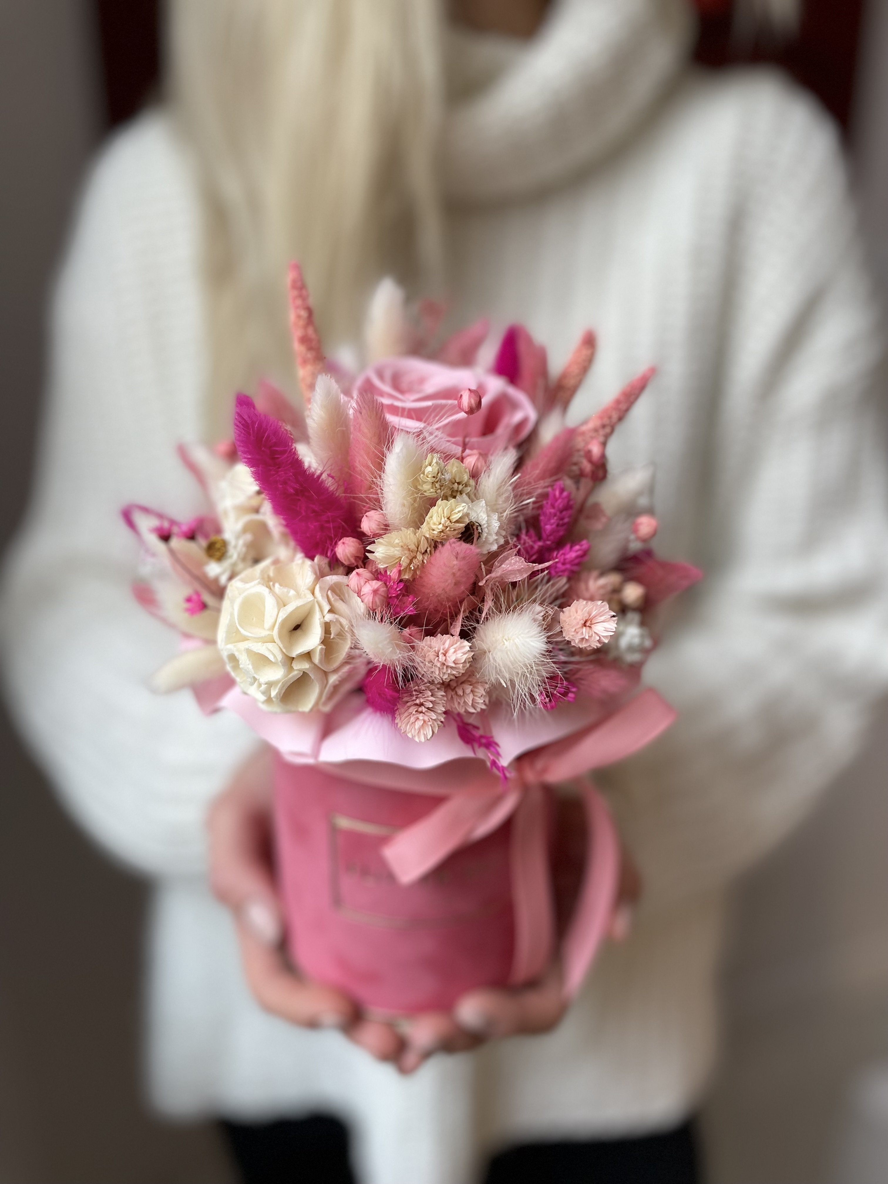 Маленькая флокированная коробочка из сухоцветов с розовой вечной розой.