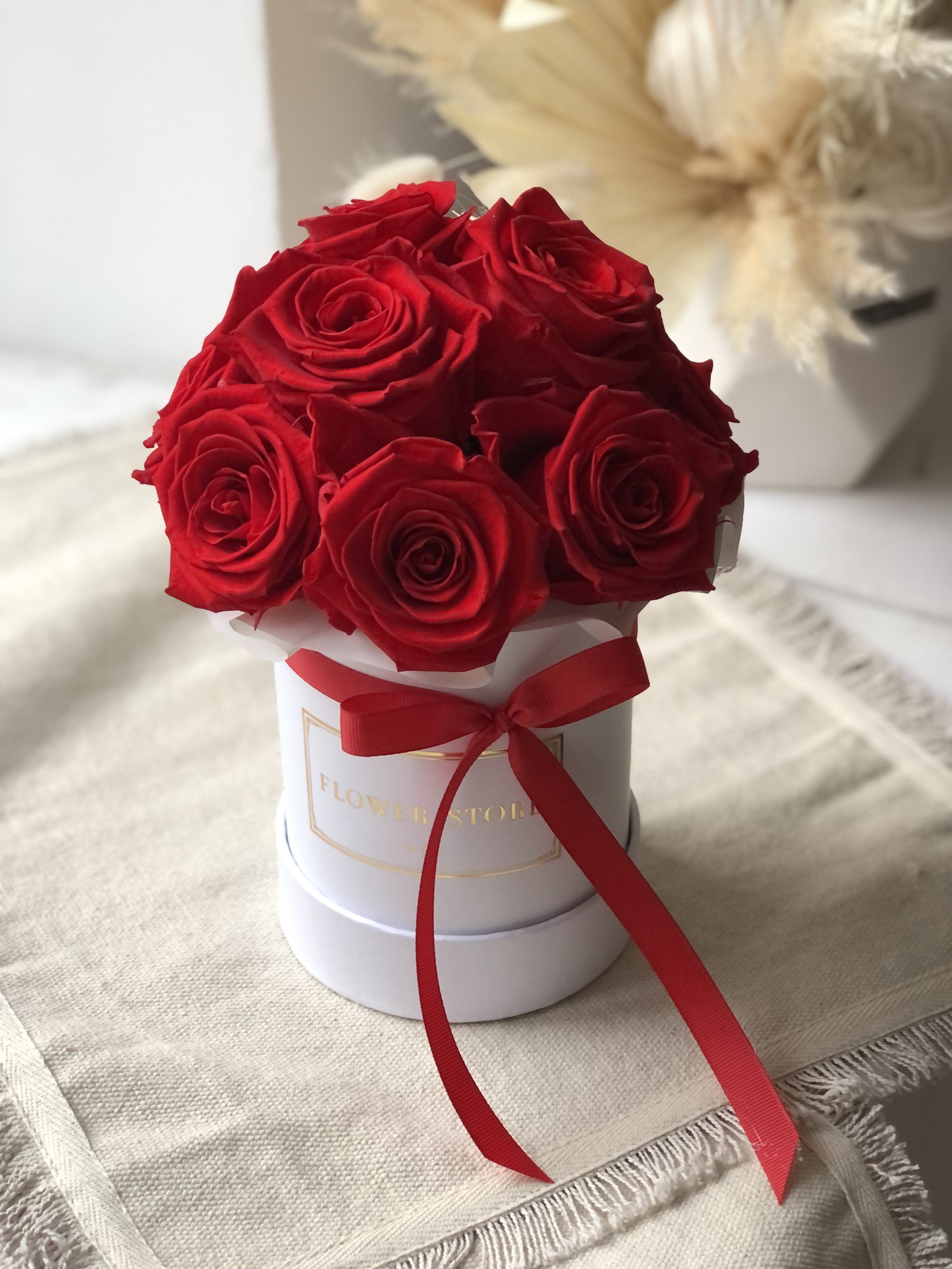 Вечные красные розы - белая коробочка купольная - цветы с доставкой