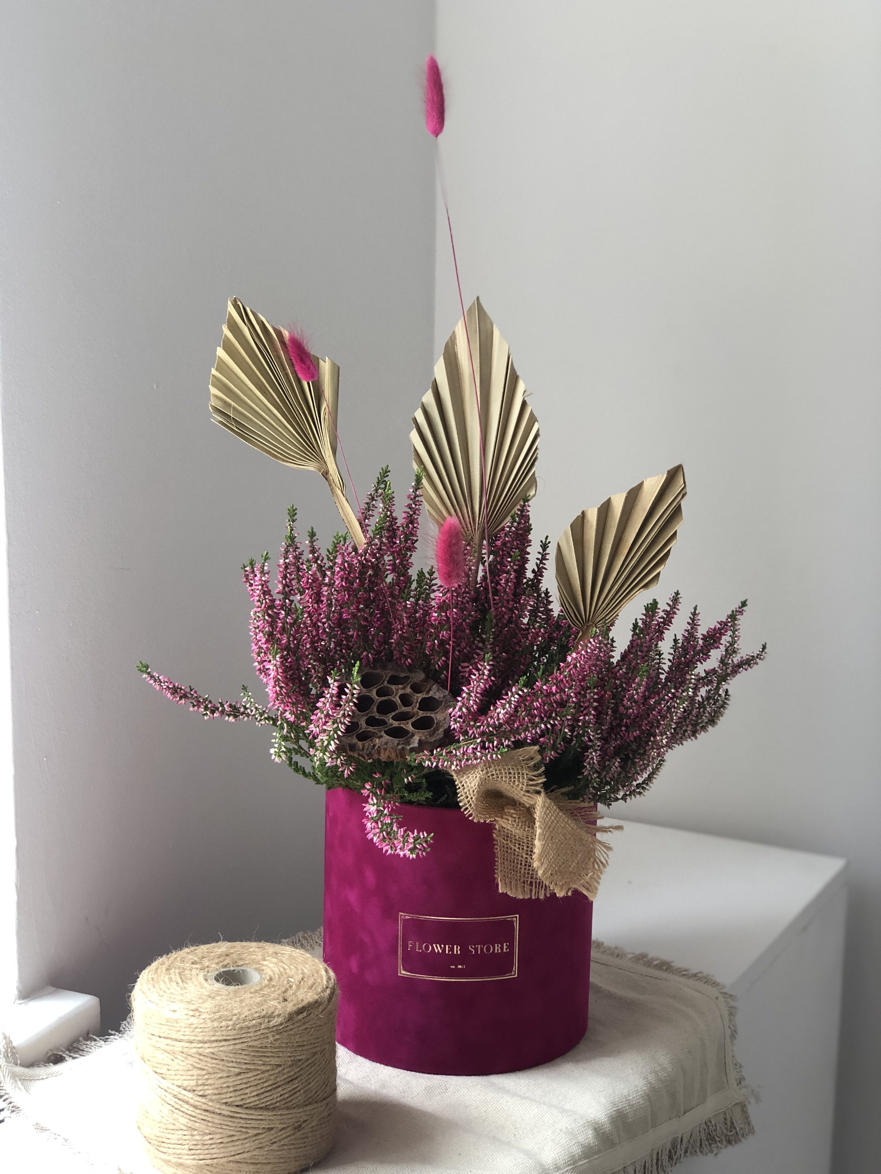 Fuksjowy flokowany flowerbox z kompozycja jesienną- wrzos