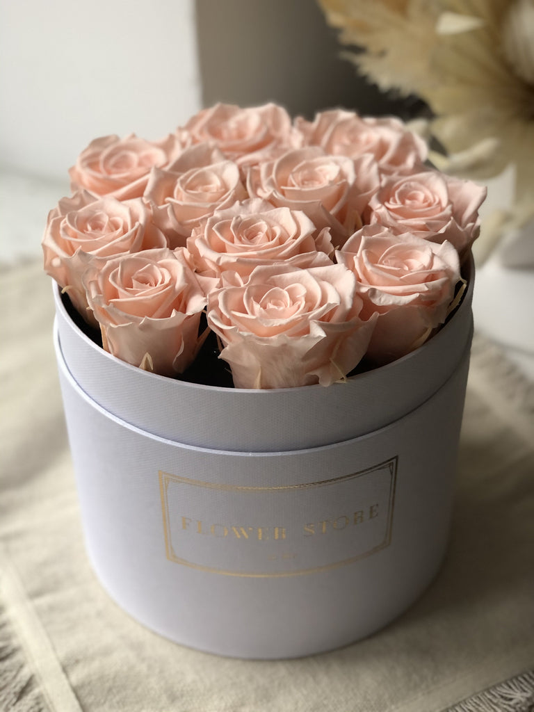 Flowerbox biały z blado- różowymi wiecznymi różami