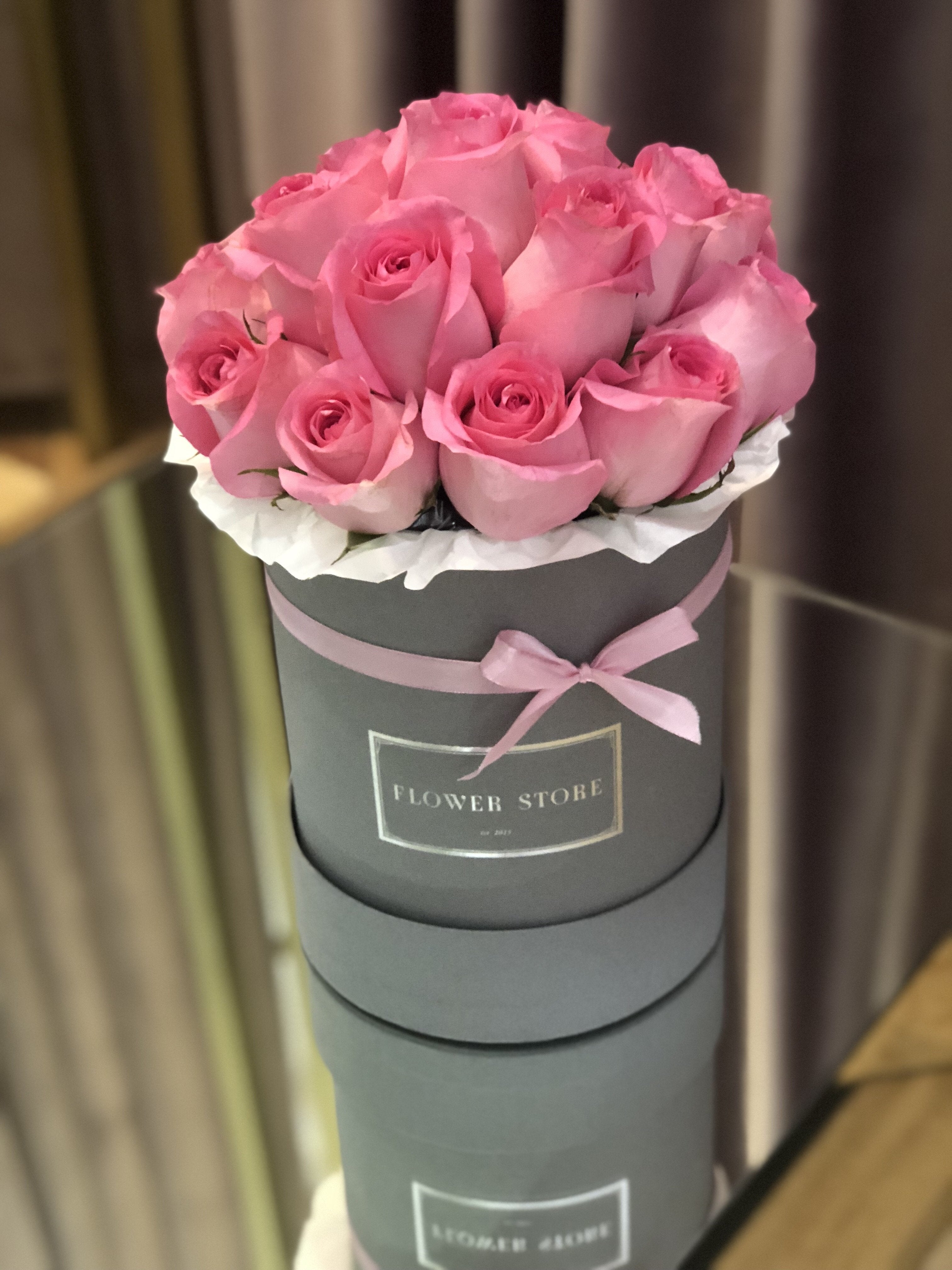 Średni szary welurowy box z różowymi różami- kwiaty żywe