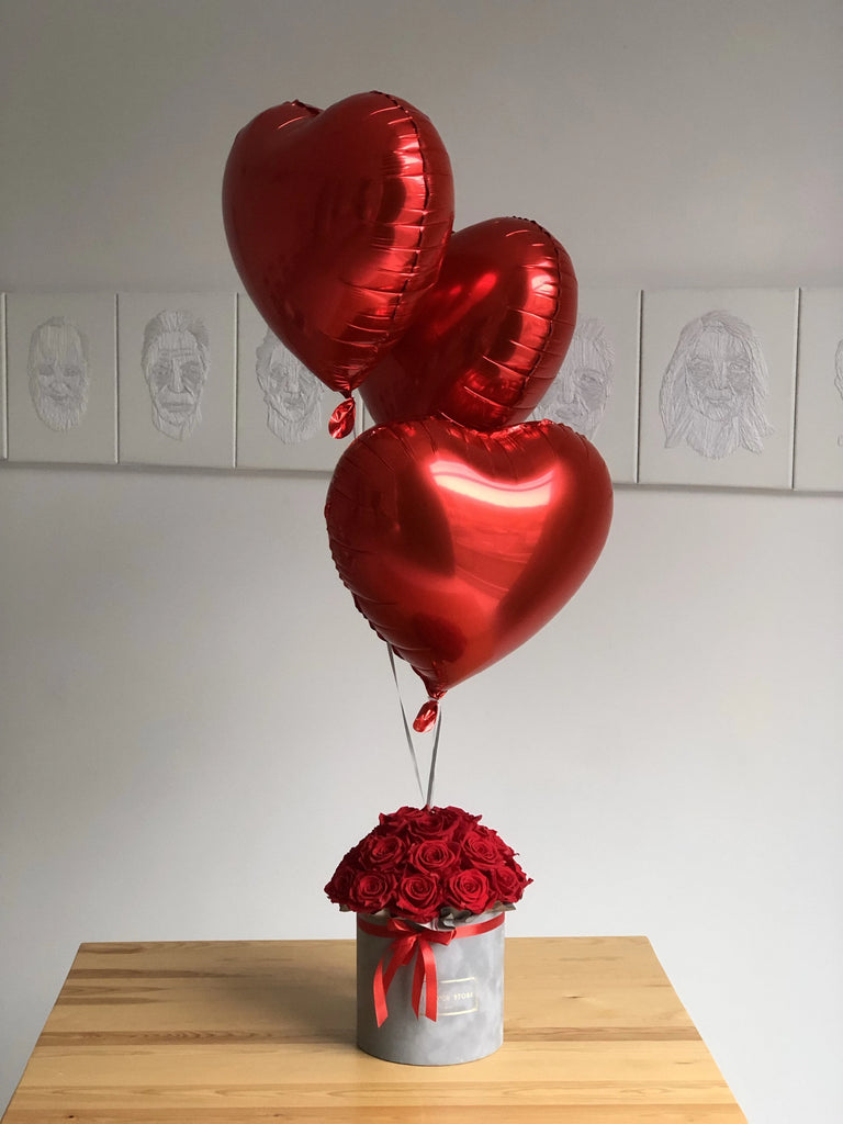 Urodzinowy zestaw czerwone balony i  szary box z różami - kwiaty żywe