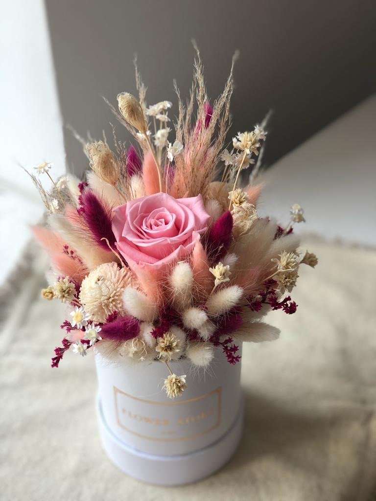Small dried flowerbox with 1 pink eternal rose