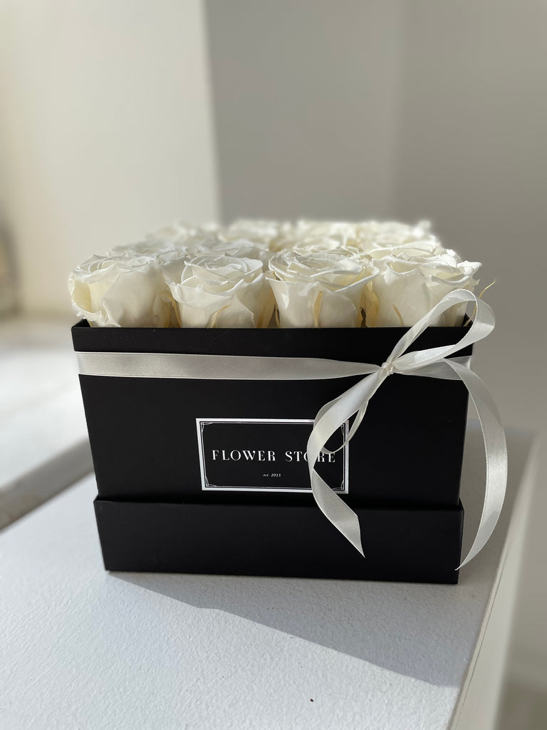 Kwadratowe czarne pudełko z białymi wiecznymi różami