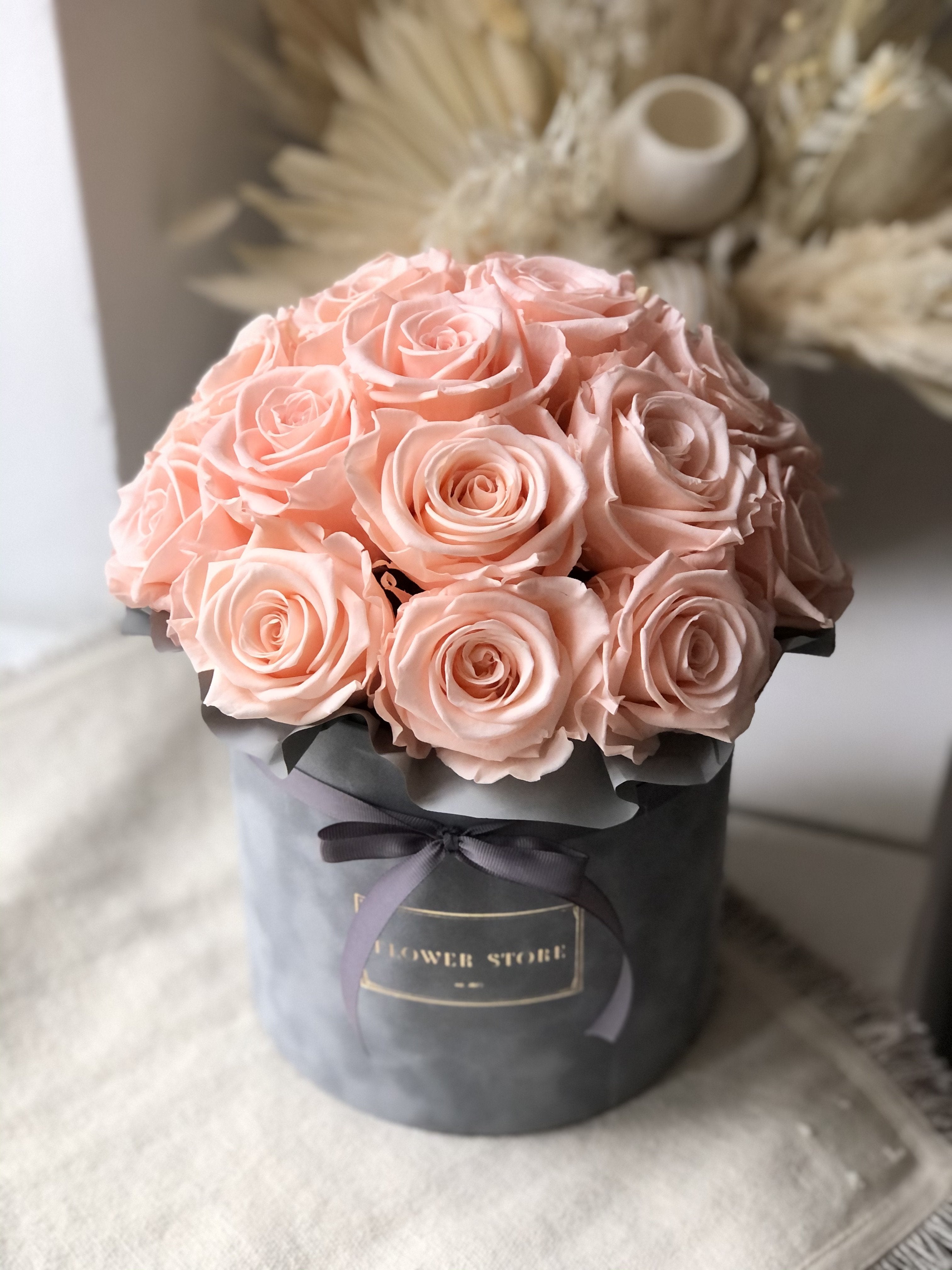 Серая флокированная коробочка с персиковыми вечными розами - купол