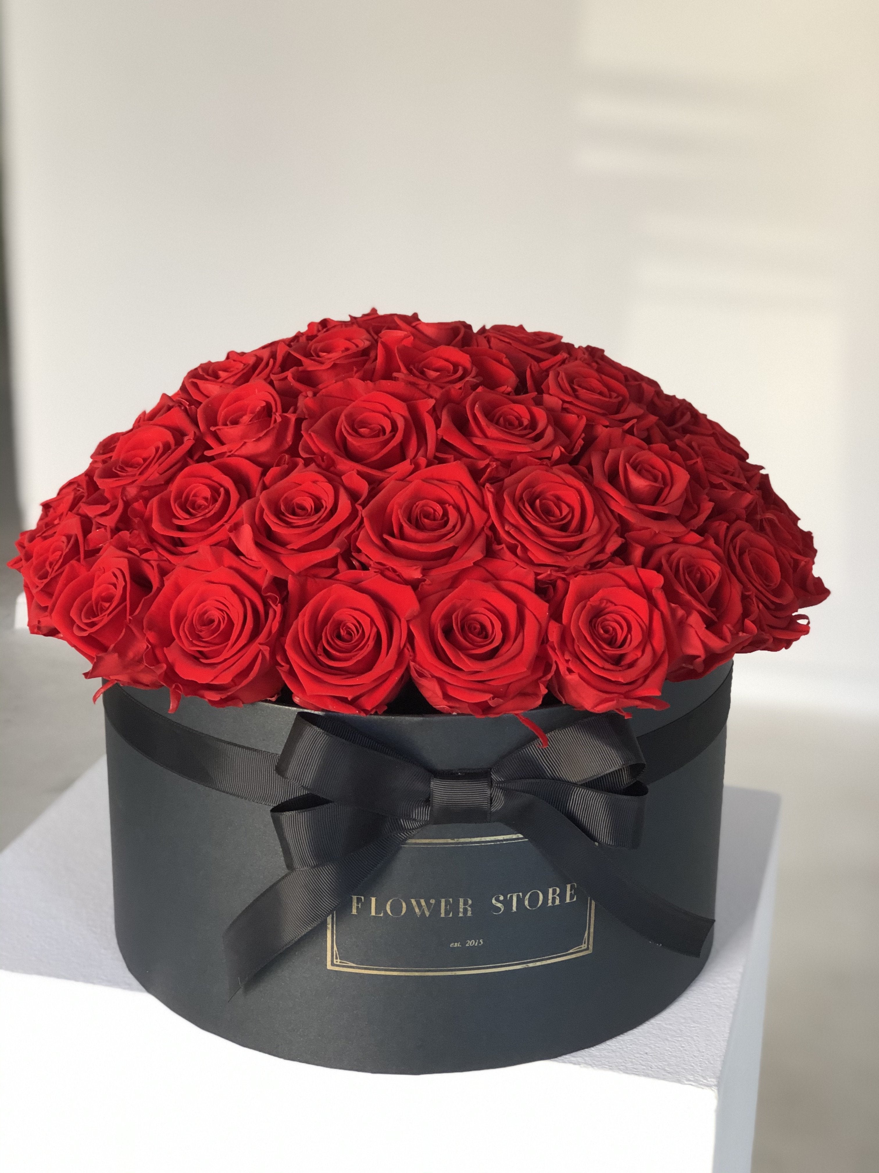 Grande flowerbox z czerwonymi wiecznymi różami