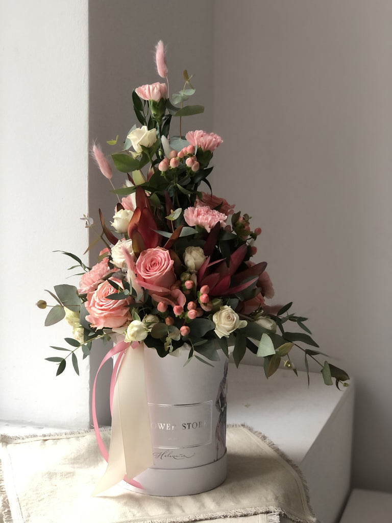 Stopniowana wiosenna kompozycja w dużym białym flowerboxie z grafiką - kwiaty żywe