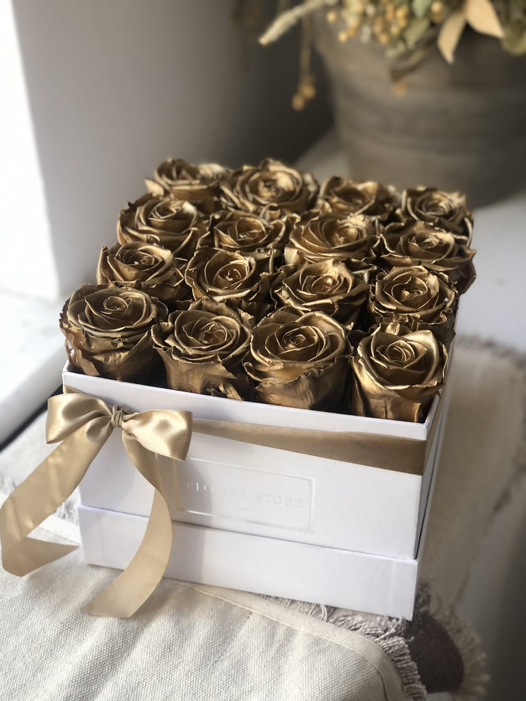 Złote wieczne róże w białym kwadratowym boxie