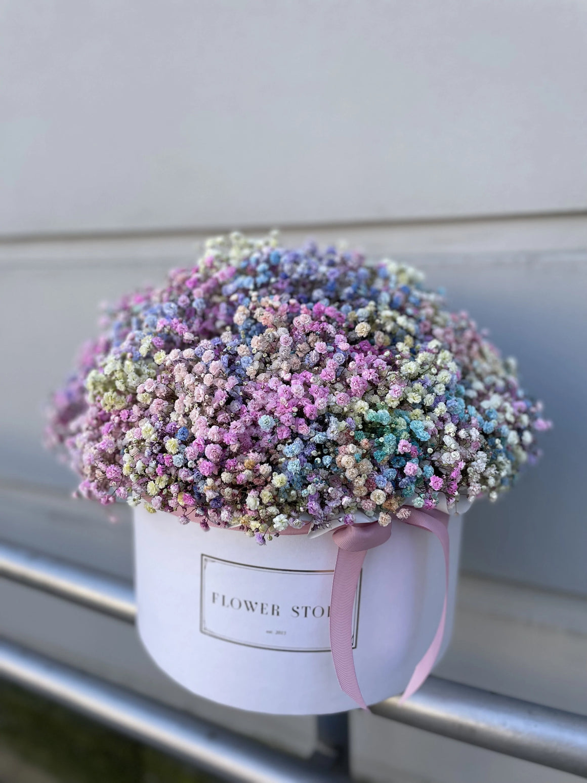 Urodzinowy Biały flowerbox z kolorową gipsówką