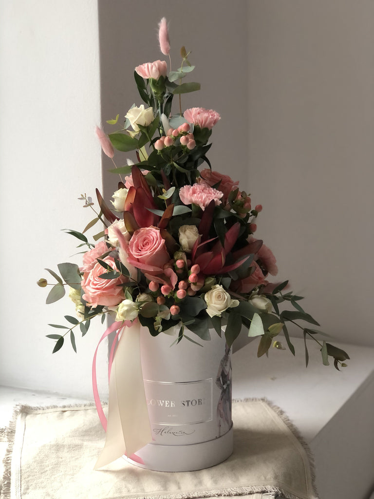 Stopniowana wiosenna kompozycja w dużym białym flowerboxie z grafiką - kwiaty żywe