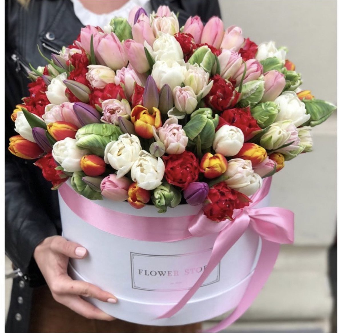Biały grande flowerbox z tulipanami