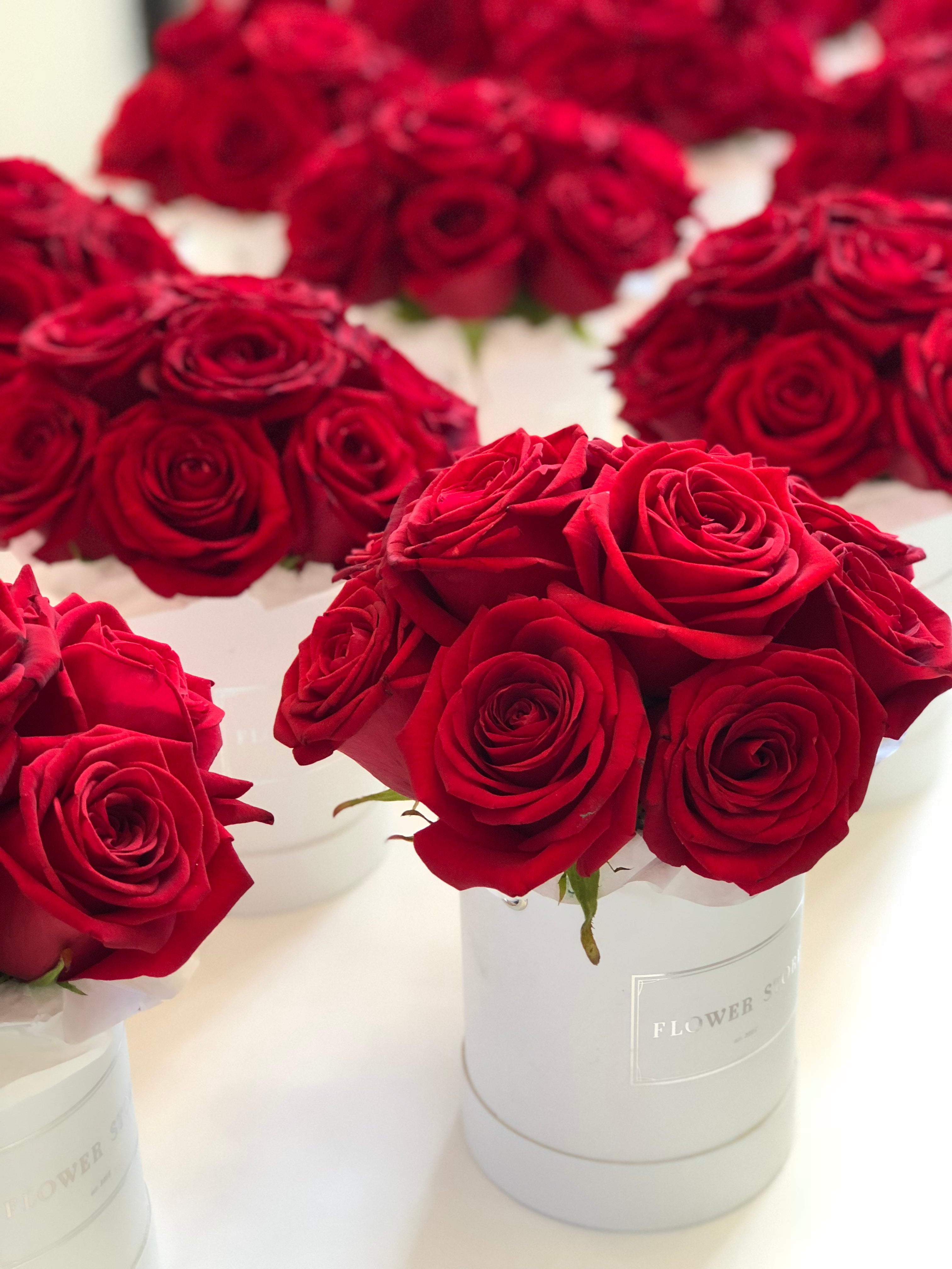Коробка ПРЕМИУМ с красными розами - живые цветы