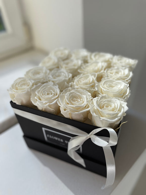 Kwadratowe czarne pudełko z białymi wiecznymi różami