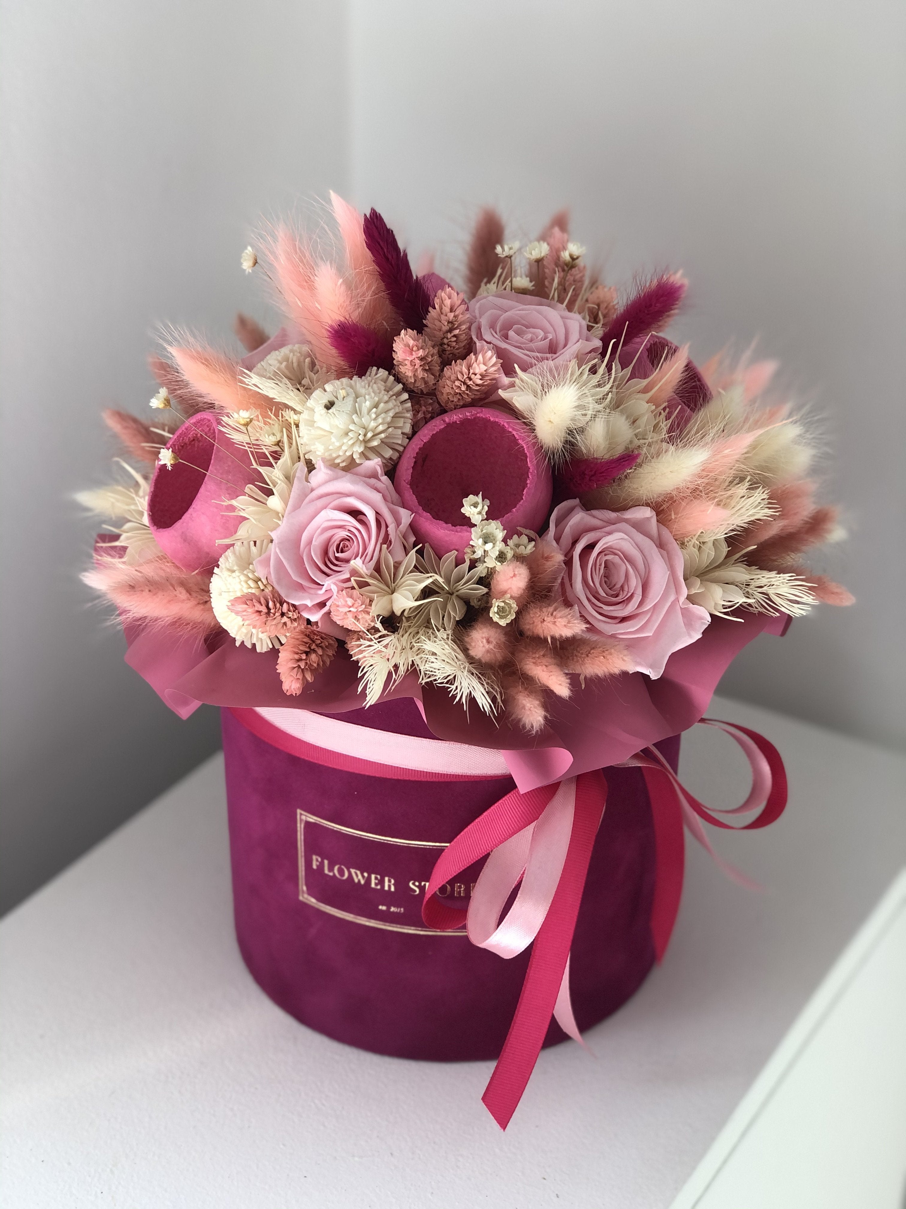 Флокированная коробочка из сухоцветов цвета фуксии с вечными розами