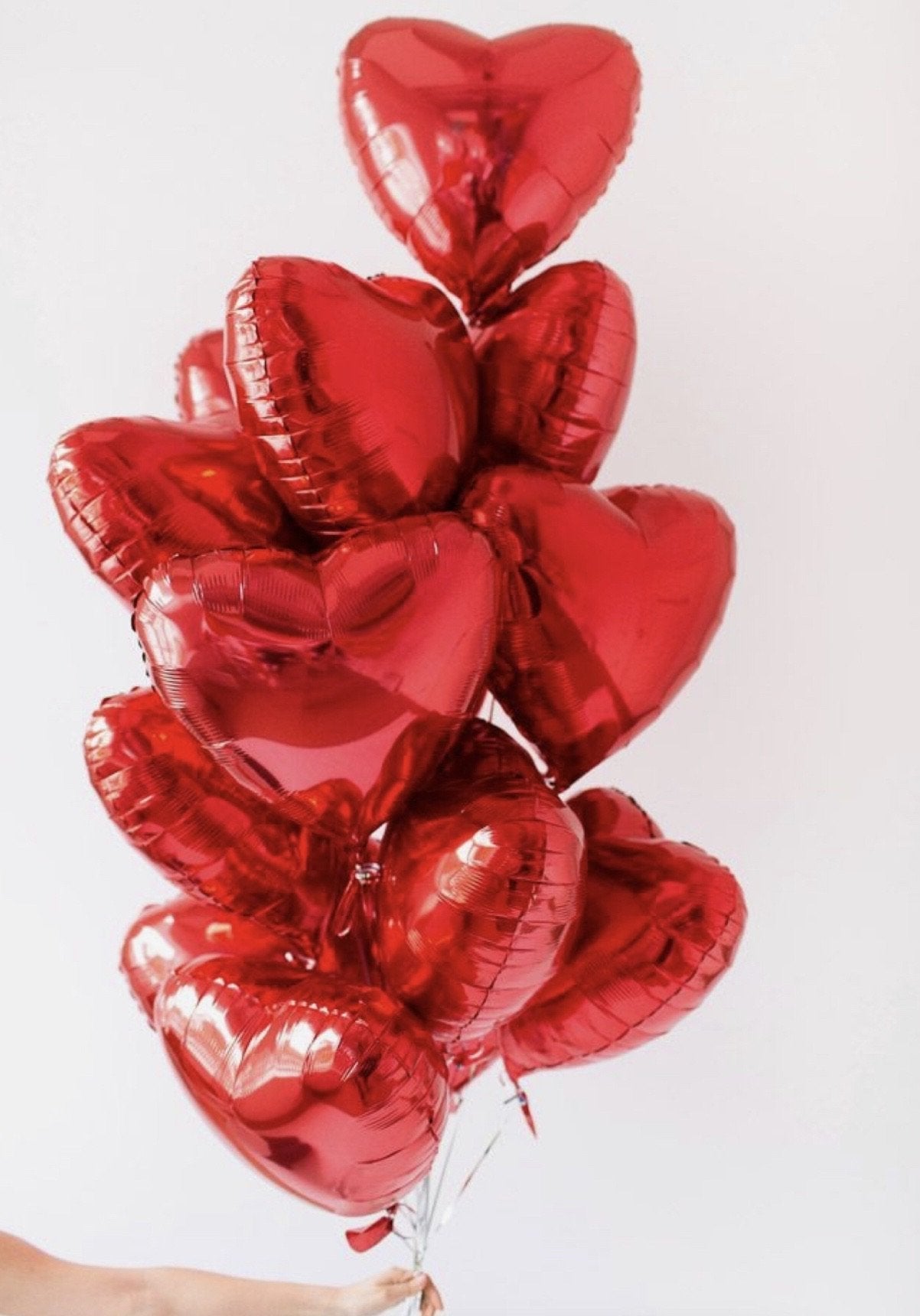 10 красных шариков-сердечек с гелием