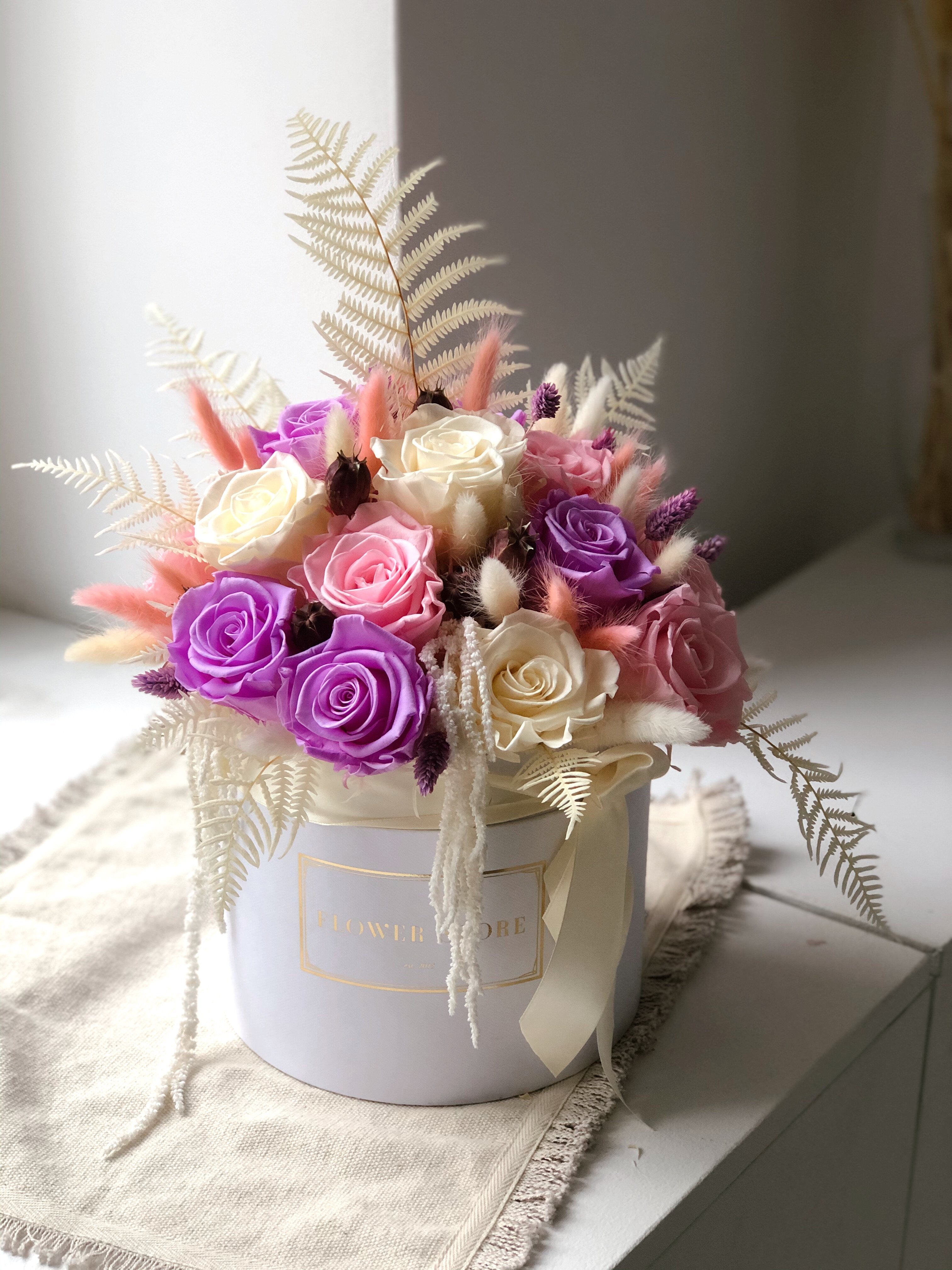 "Пастель" Белая коробочка с разноцветными вечными розами - купольная.