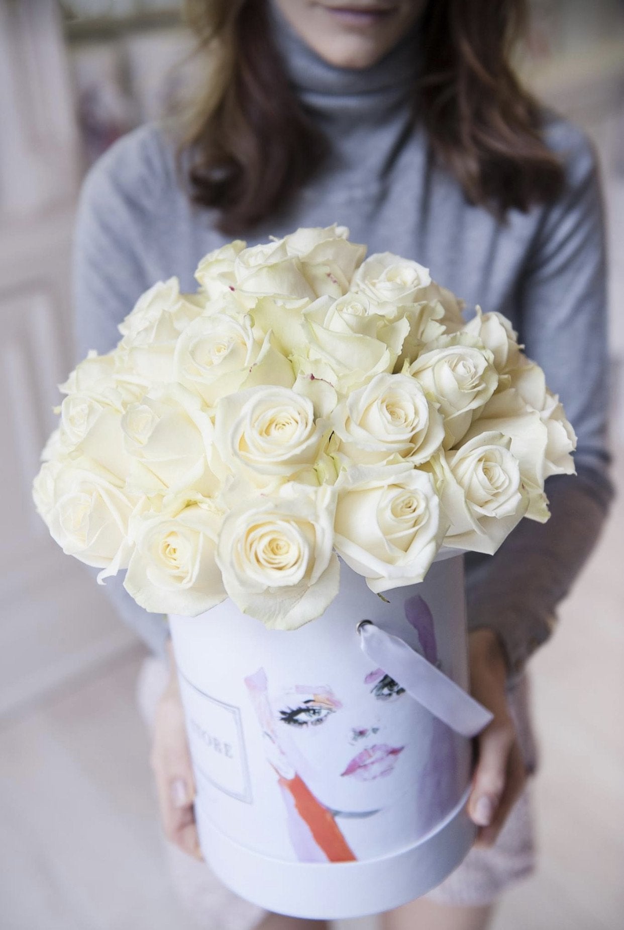 Flowerbox z białymi różami