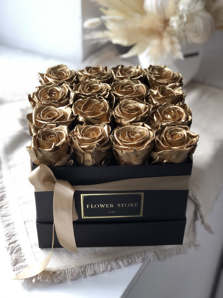 Kwadratowe czarne pudełko ze złotymi wiecznymi różami