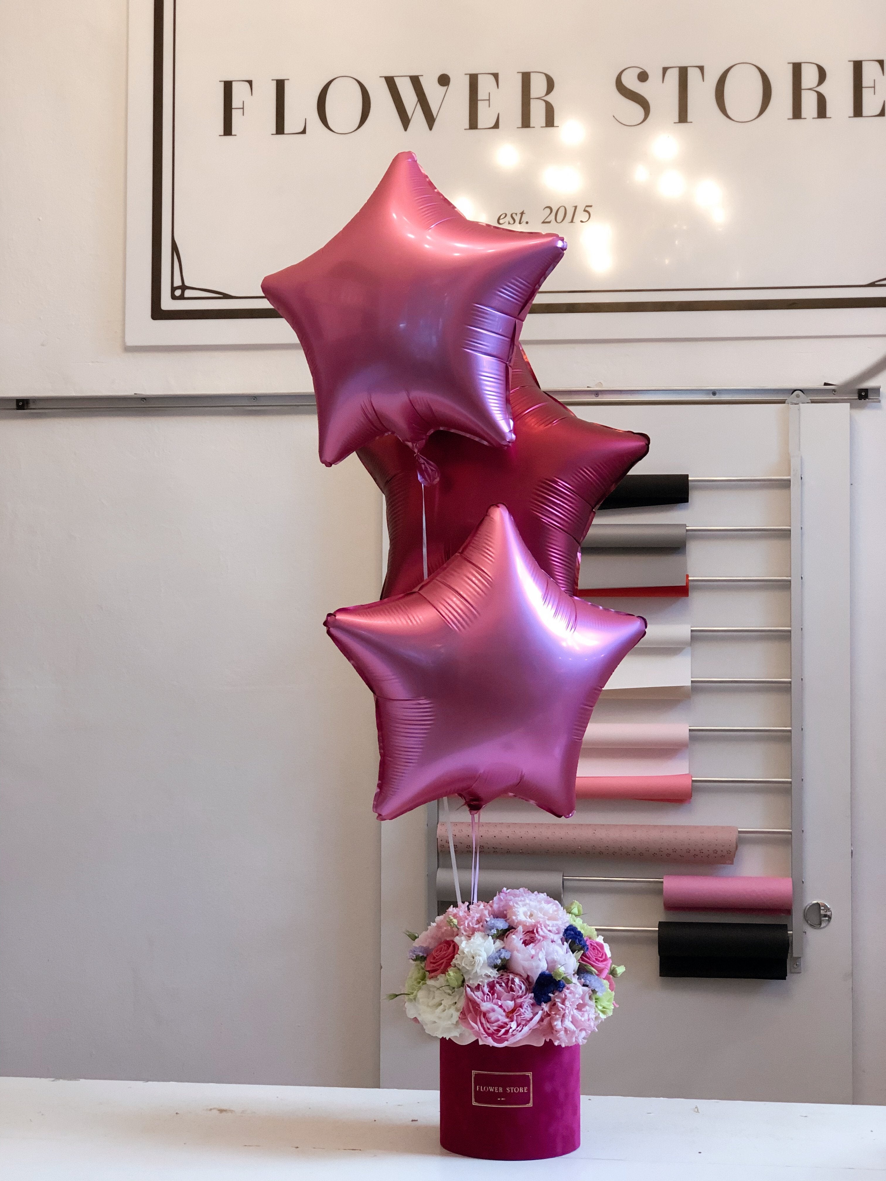 Цветочная композиция с розовыми воздушными шарами со звездами – придайте пикантность любому случаю