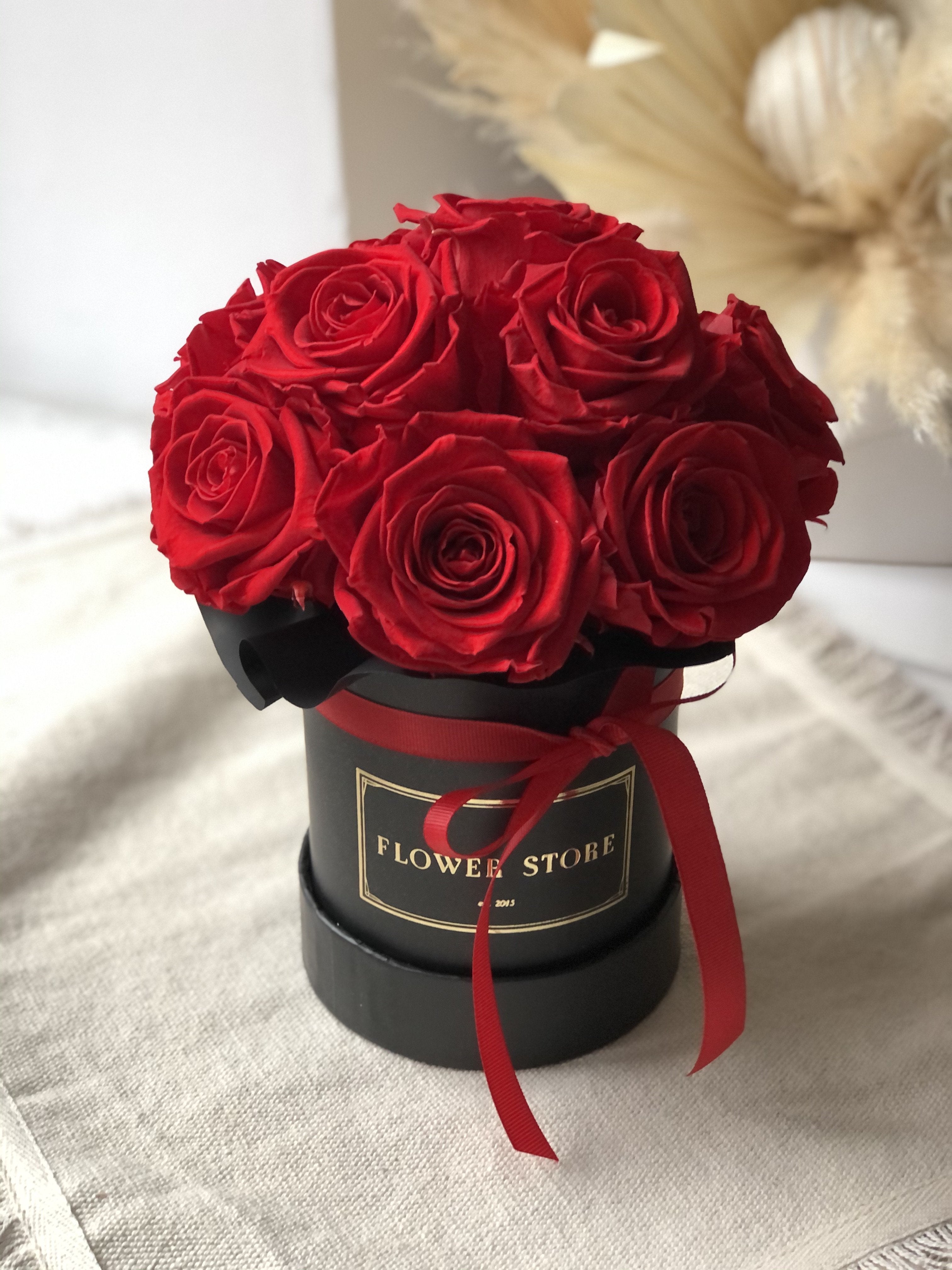 Mały czarny  z czerwonymi różami - kwiaty żywe