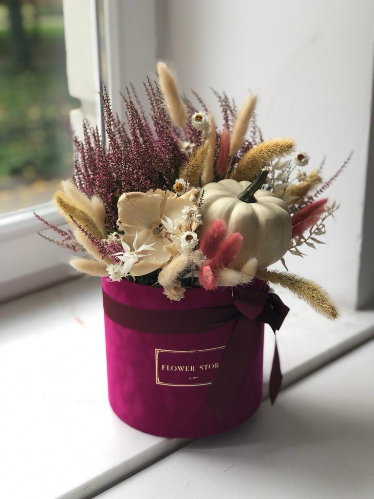 Fuksjowy flokowany flowerbox z kompozycja jesienną- dynia i wrzos
