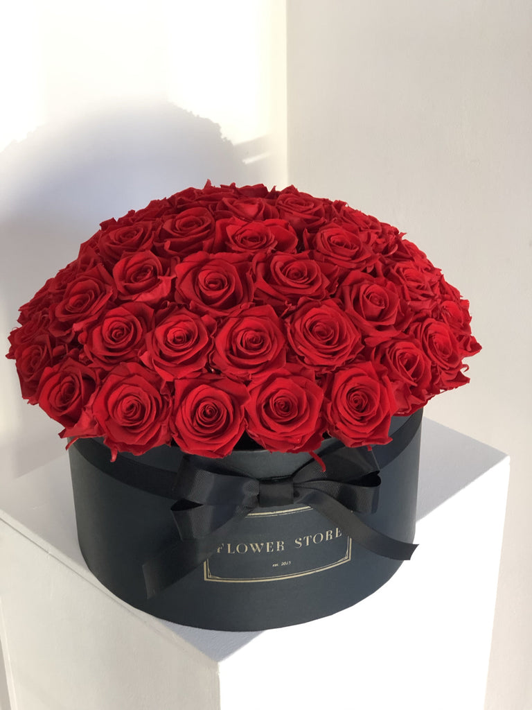 Grande flowerbox z czerwonymi wiecznymi różami
