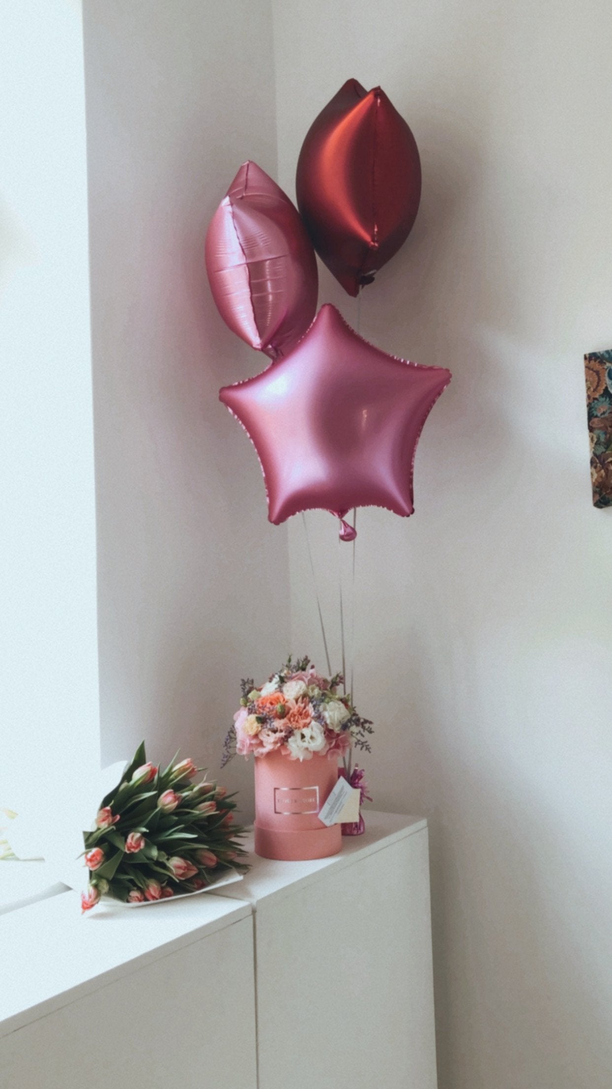 Набор воздушных шаров и розовая коробка, весенняя композиция - живые цветы.