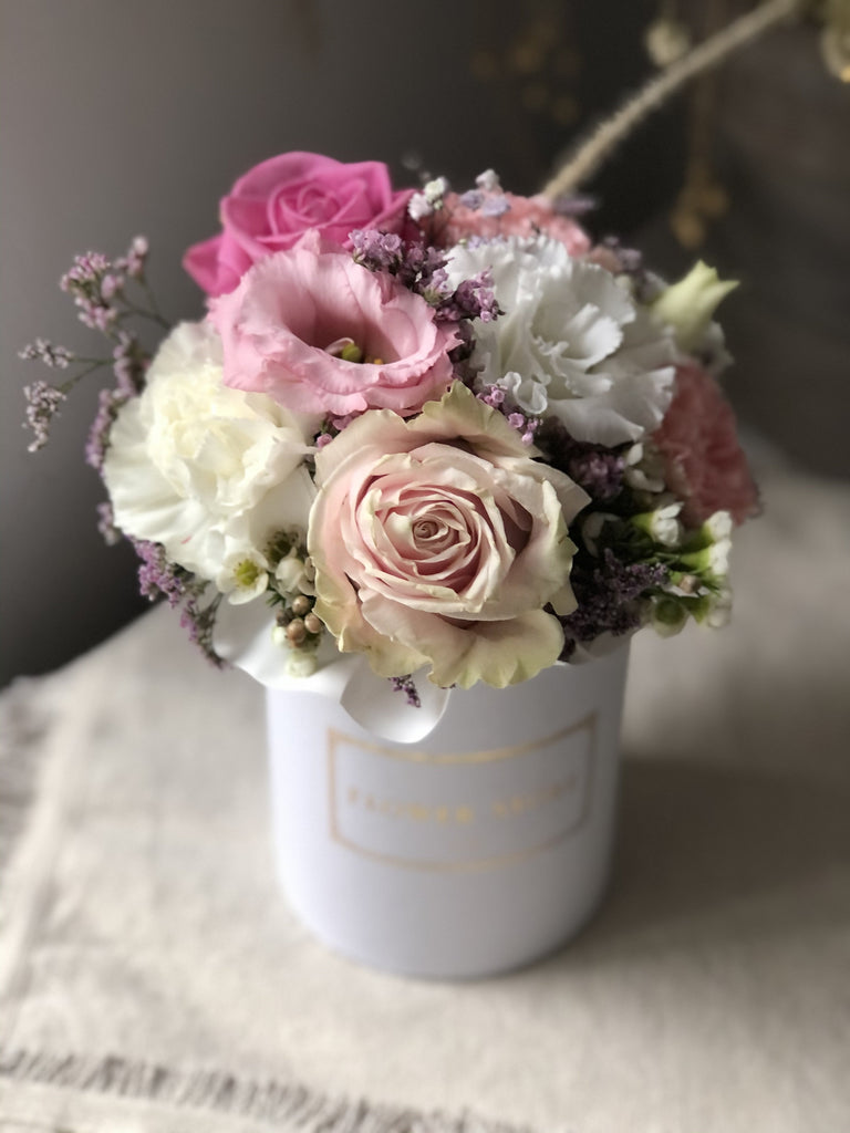 Biały wiosenny flowerbox - kwiaty żywe