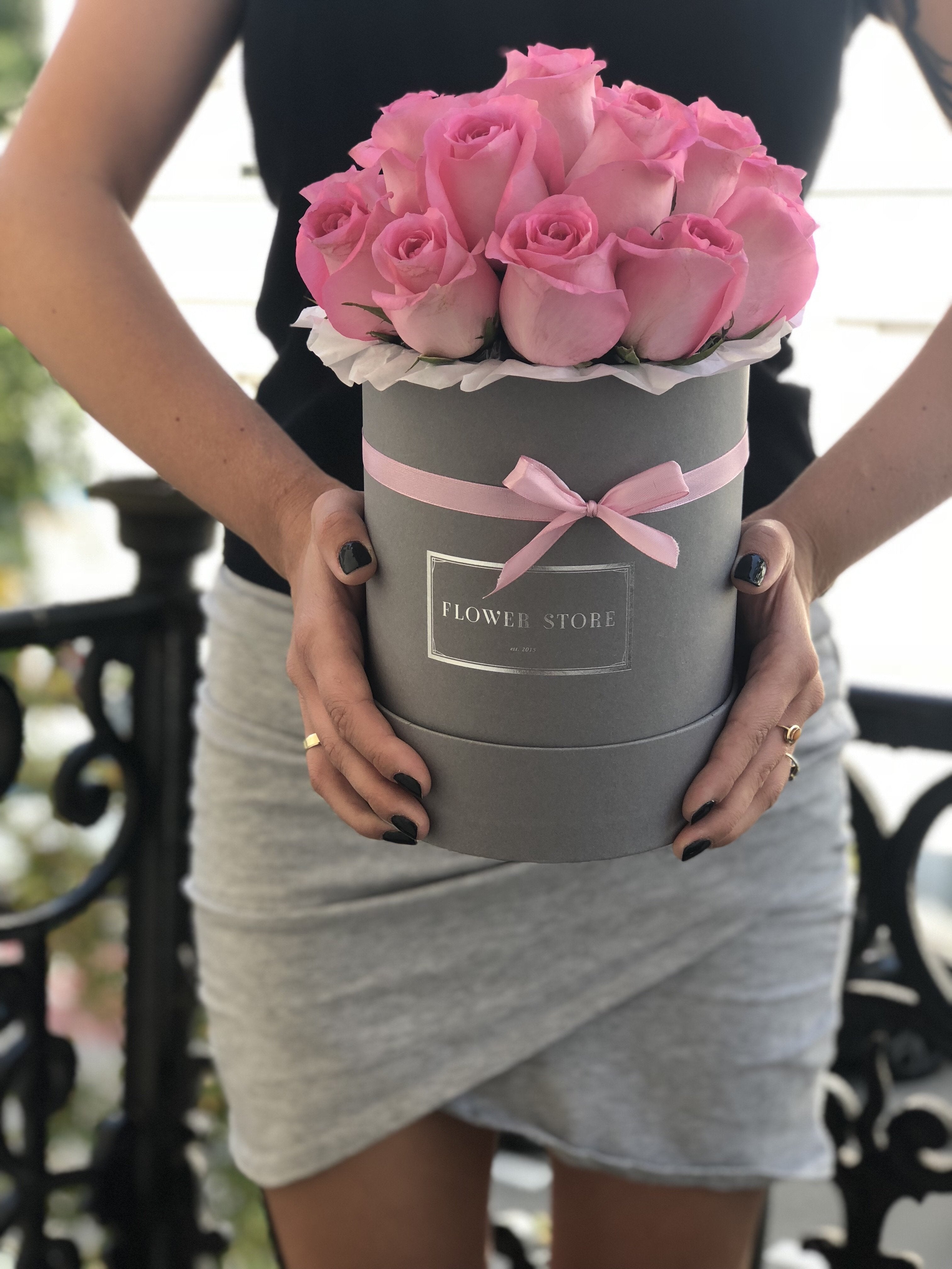 Średni szary welurowy box z różowymi różami- kwiaty żywe
