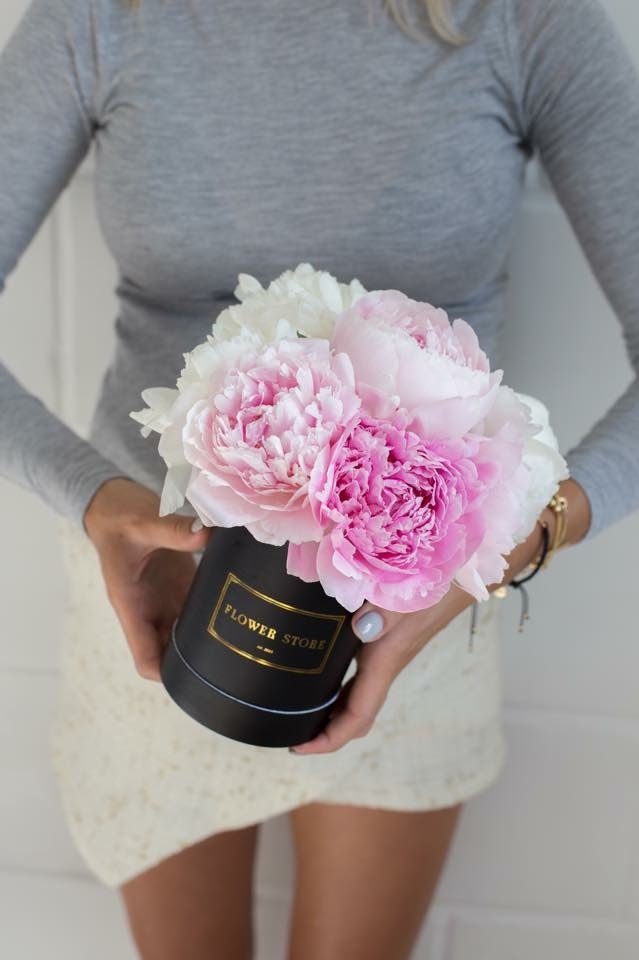 Małe czarne pudełko z peoniami - kwiaty żywe - kwiaty Flower Store Warszawa