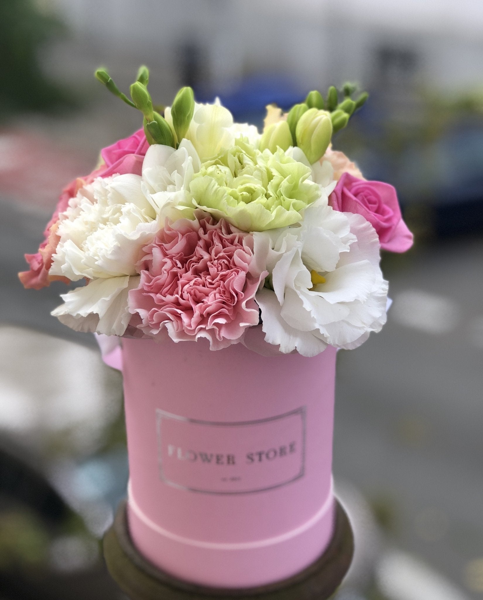 Mały różowy box z kompozycją wiosenną - kwiaty Flower Store Warszawa