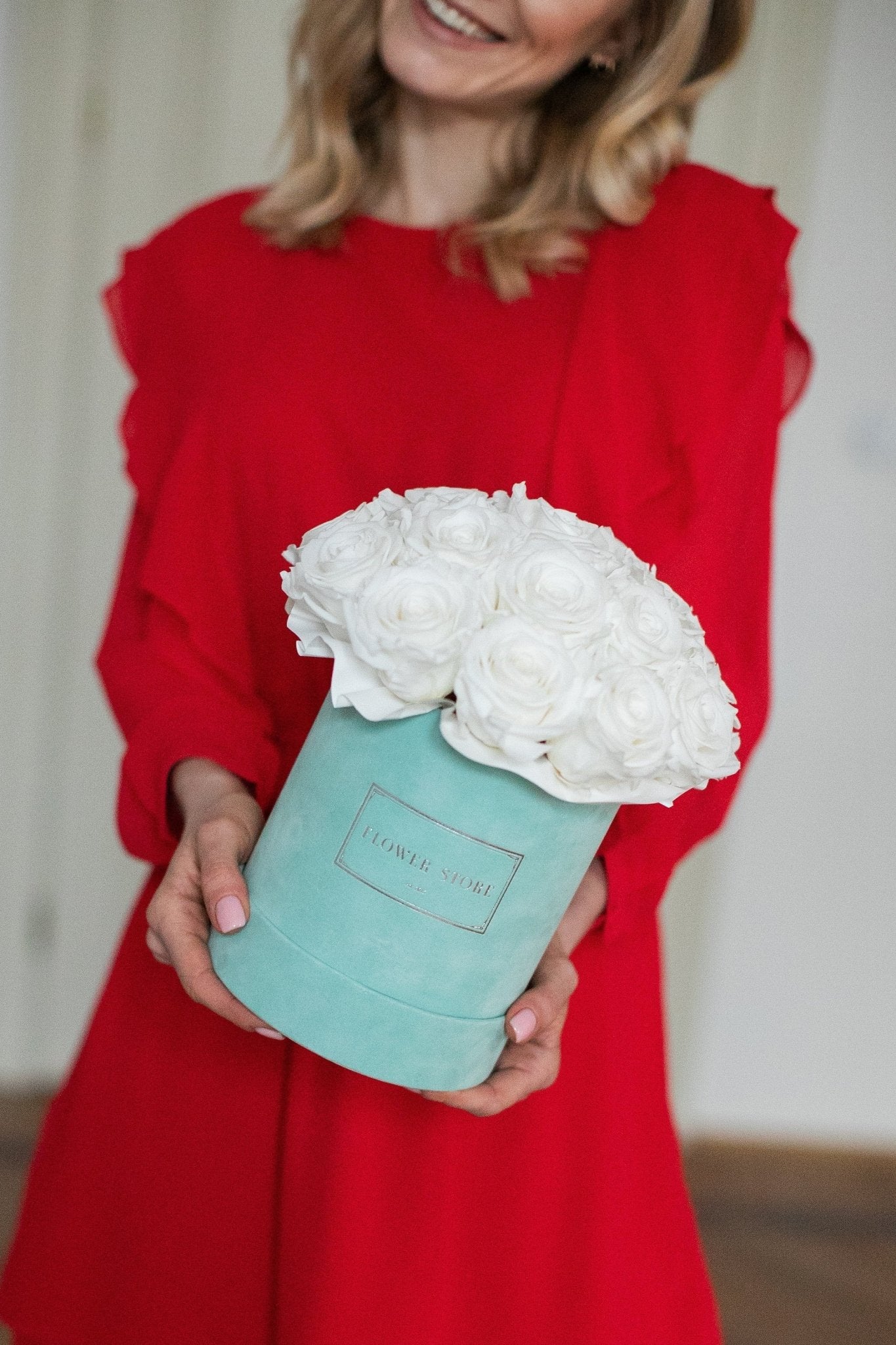 Miętowy flowerbox z białymi wiecznymi różami - kwiaty Flower Store Warszawa