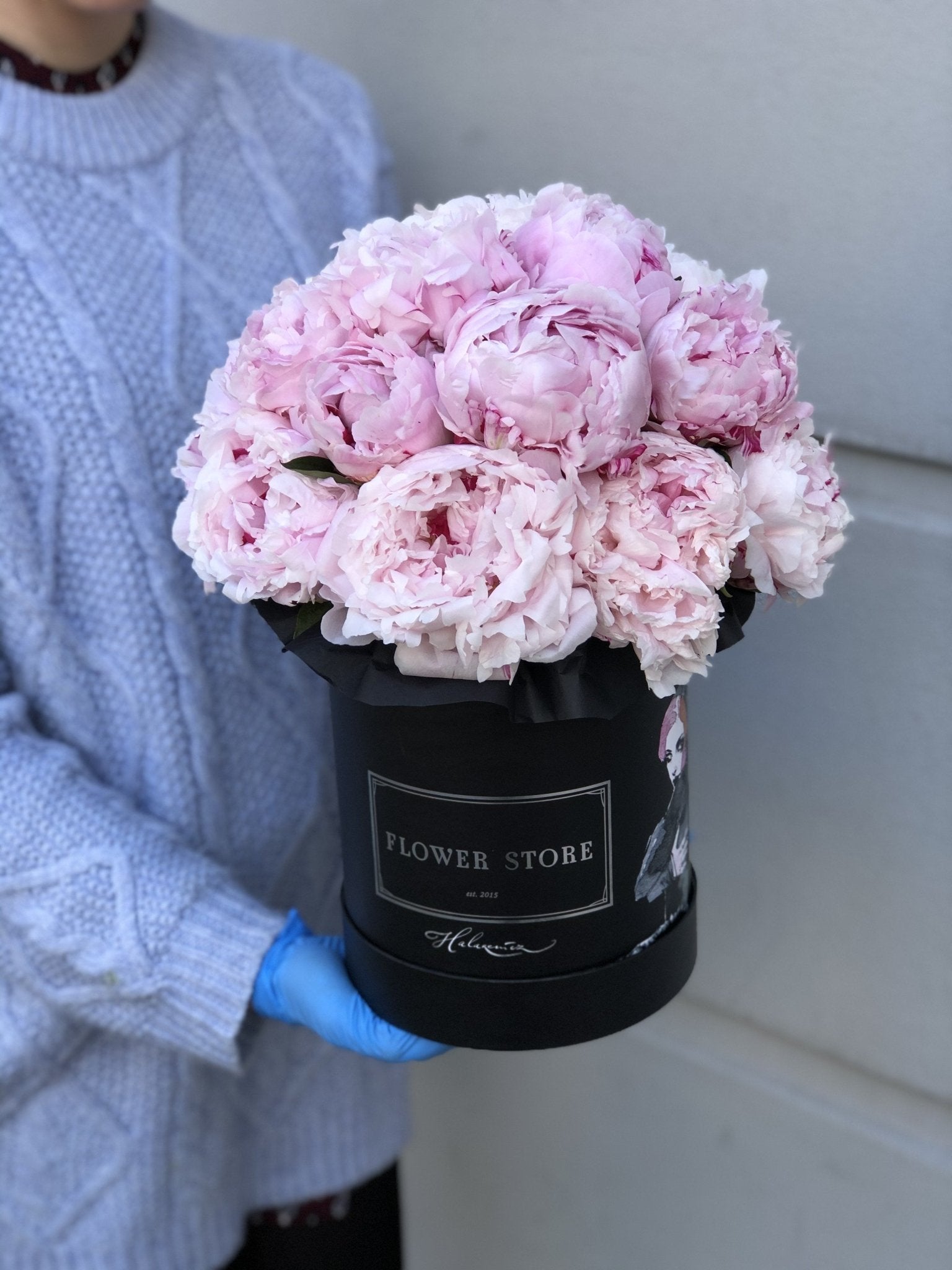 Peonie w dużym czarnym pudełku z grafiką Anny Halarewicz - kwiaty żywe - kwiaty Flower Store Warszawa