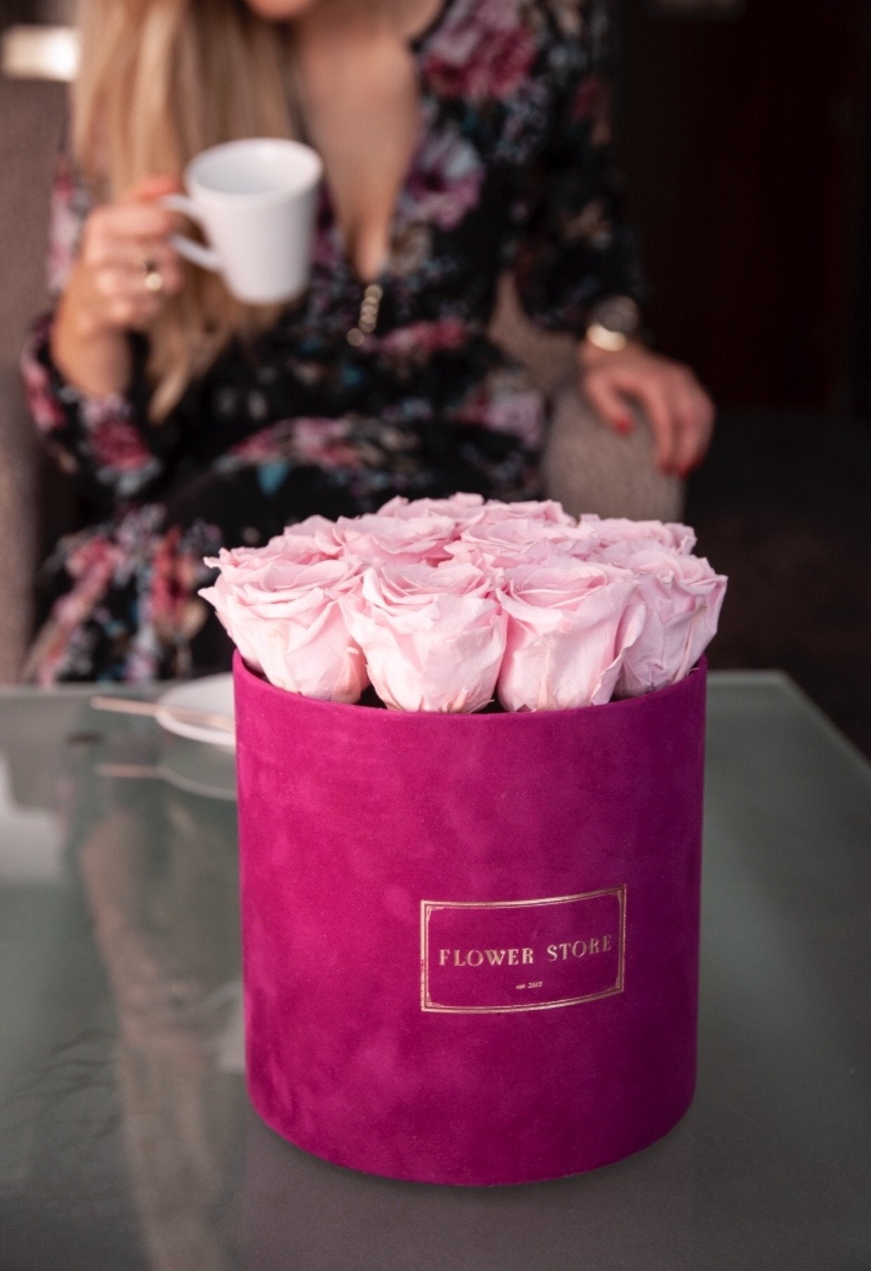 Różowe wieczne róże w fuksjowym flokowanym flowerboxie - kwiaty Flower Store Warszawa